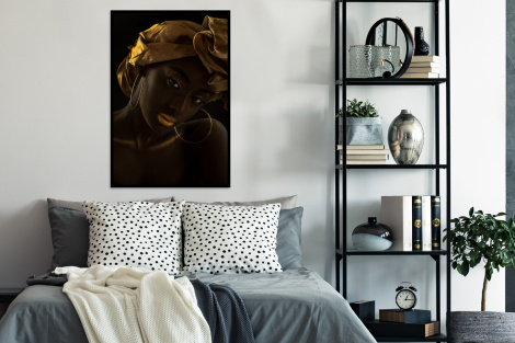 Poster mit Rahmen - Frauen - Kopftuch - Gold - Luxus - Vertikal-thumbnail-4
