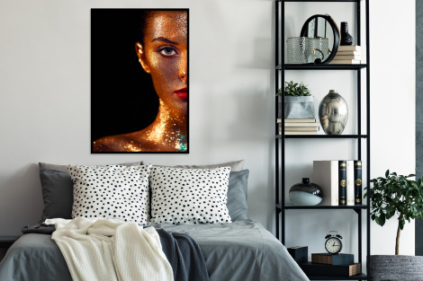 Poster mit Rahmen - Make-up - Gold - Frau - Luxus - Glitzer - Kunst - Vertikal-4