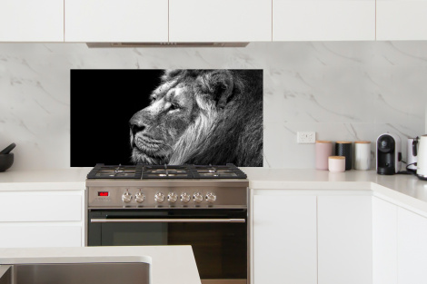 Spatscherm keuken - Leeuw tegen zwarte achtergrond in zwart-wit-4