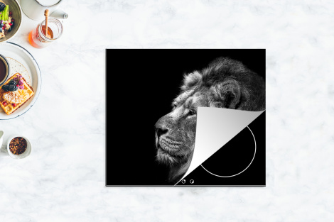 Inductiebeschermer - Leeuw tegen zwarte achtergrond in zwart-wit-4