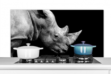 Spatscherm keuken - Portretfoto neushoorn op zwarte achtergrond in zwart-wit