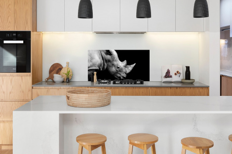 Spatscherm keuken - Portretfoto neushoorn op zwarte achtergrond in zwart-wit-3