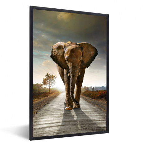 Poster mit Rahmen - Elefant - Straße - Tiere - Sonnenuntergang - Landschaft - Vertikal
