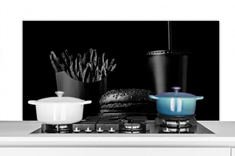 Spatscherm keuken - Fastfood maaltijd met een burger en patat in zwart-wit-thumbnail-1