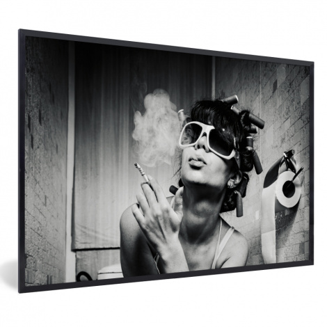 Poster mit Rahmen - Frau - Vintage - Lockenwickler - Toilette - Zigarette - Horizontal-thumbnail-1