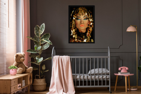 Poster mit Rahmen - Frau - Kleopatra - Gold - Schmuck - Make-up - Luxus - Vertikal-3