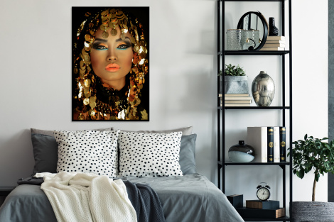 Poster mit Rahmen - Frau - Kleopatra - Gold - Schmuck - Make-up - Luxus - Vertikal-4