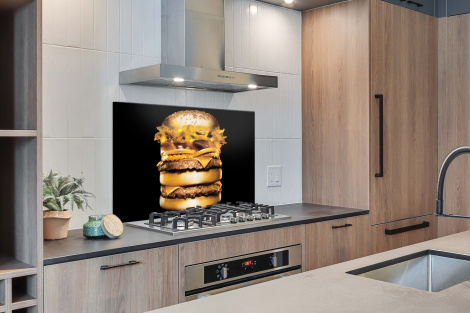 Spritzschutz Küche - Goldener Hamburger auf schwarzem Hintergrund.-2