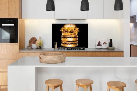 Spatscherm keuken - Gouden hamburger op een zwarte achtergrond.-3
