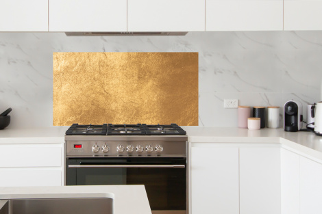 Spatscherm keuken - Lichtval op een gouden muur-4