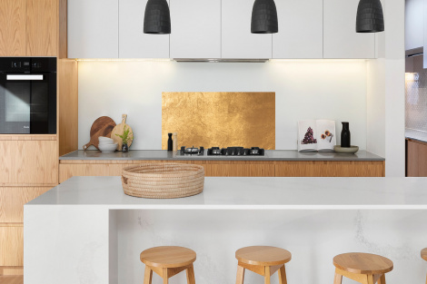 Spatscherm keuken - Lichtval op een gouden muur-3