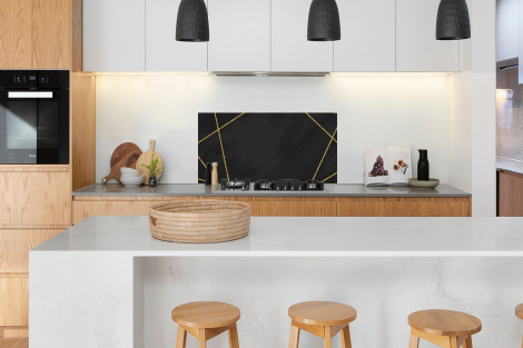 Spritzschutz Küche - Geometrisches Muster aus goldenen Linien auf schwarzem Hintergrund-3