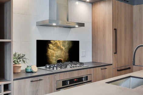 Spritzschutz Küche - Goldpulver auf schwarzem Hintergrund-2