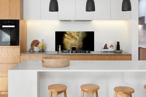 Spritzschutz Küche - Goldpulver auf schwarzem Hintergrund-3
