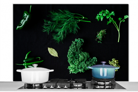 Spritzschutz Küche - Gewürze und Kräuter auf schwarzem Hintergrund-1