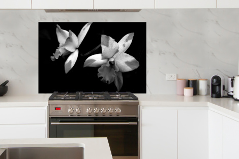 Spatscherm keuken - Twee orchidee bloemen - zwart wit-4