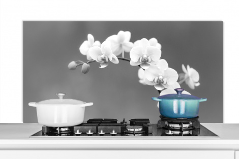 Spatscherm keuken - Witte orchideeën - zwart wit