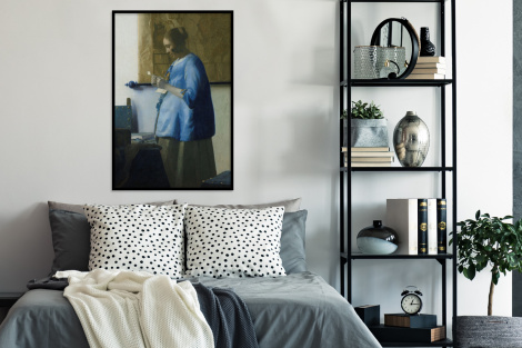 Poster met lijst - Brieflezende vrouw in het blauw - Schilderij van Johannes Vermeer - Staand-4