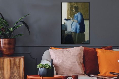 Poster met lijst - Brieflezende vrouw in het blauw - Schilderij van Johannes Vermeer - Staand-2