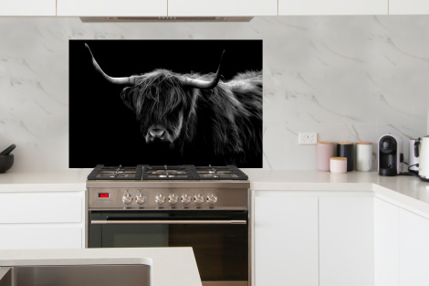Spatscherm keuken - Portret van een Schotse hooglander op een zwarte achtergrond - zwart wit-thumbnail-4