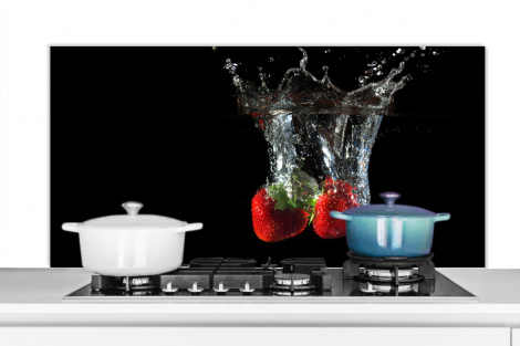Spritzschutz Küche - Erdbeeren - Obst - Wasser - Schwarz - Rot-1