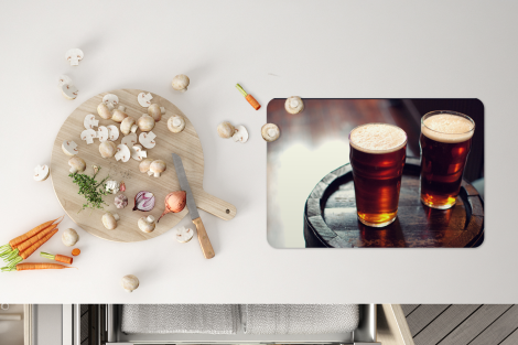 Tischset (6er Set) - Zwei köstliche Biere vom Fass auf einem Holzfass - 45x30 cm-4