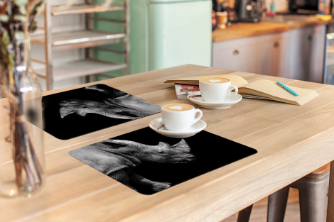 Premium placemats (6 stuks) - Portretfoto neushoorn op zwarte achtergrond in zwart-wit - 45x30 cm-thumbnail-3