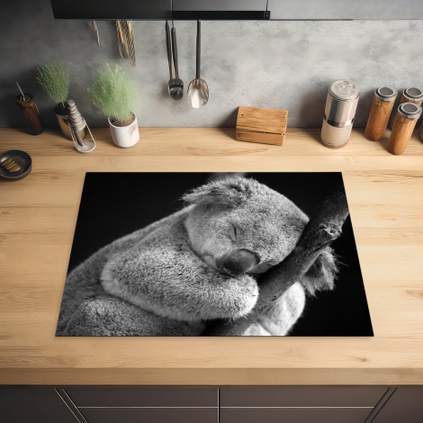 Inductie beschermer - Slapende koala op zwarte achtergrond in zwart-wit-2