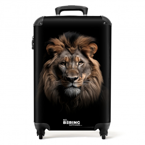 Koffer - Leeuw close-up met zwarte achtergrond