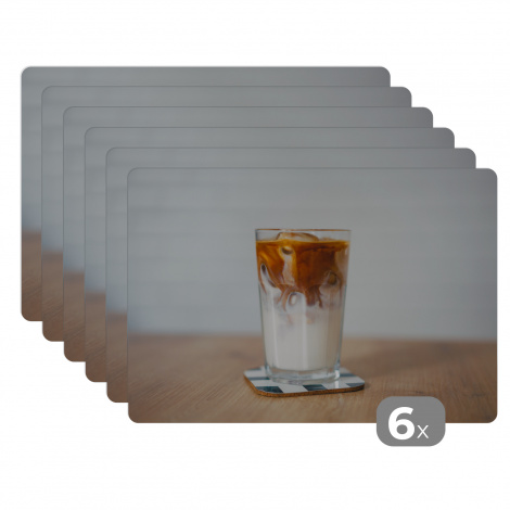 Premium placemats (6 stuks) - Een kop ijskoffie op een houten tafel - 45x30 cm