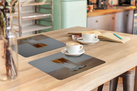 Premium placemats (6 stuks) - Een kop ijskoffie op een houten tafel - 45x30 cm-thumbnail-3