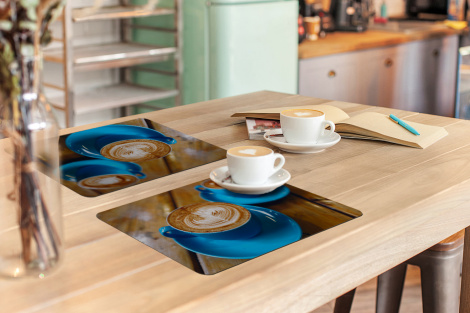 Tischset (6er Set) - Zwei blaue Tassen mit Kaffee auf einem Holztisch - 45x30 cm-3