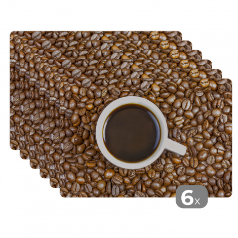 Premium placemats (6 stuks) - Een kopje koffie wordt omringd met een berg koffiebonen - 45x30 cm