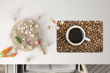 Premium placemats (6 stuks) - Een kopje koffie wordt omringd met een berg koffiebonen - 45x30 cm-4