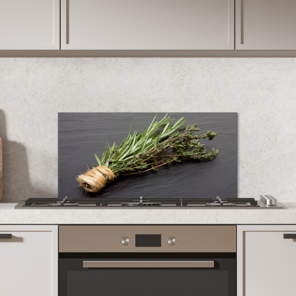 Spatscherm keuken - Een buideltje tijm op een donker houten tafel