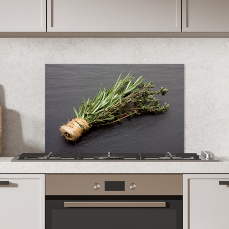 Spatscherm keuken - Een buideltje tijm op een donker houten tafel-4