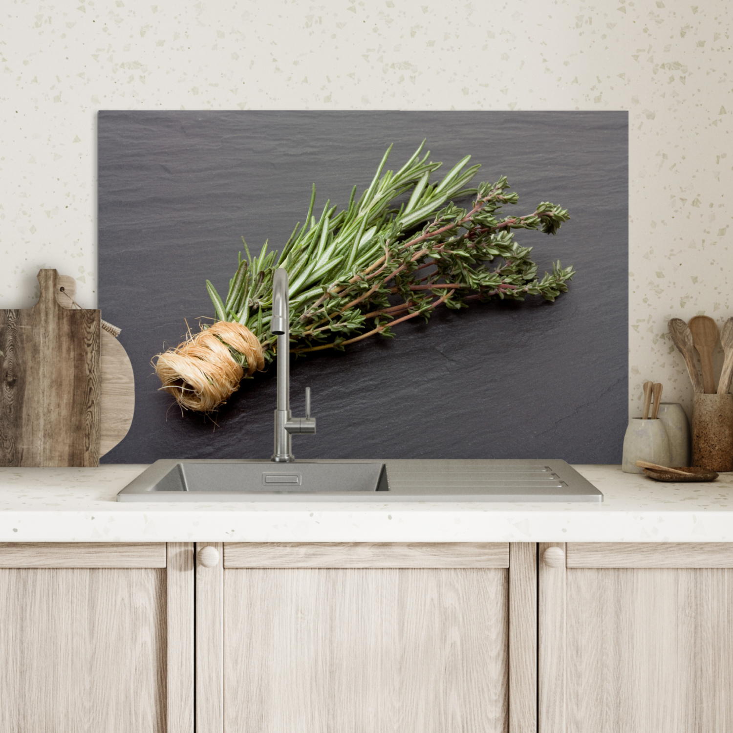 Spatscherm keuken - Een buideltje tijm op een donker houten tafel-2
