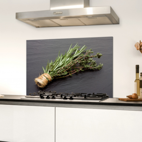 Spatscherm keuken - Een buideltje tijm op een donker houten tafel-3