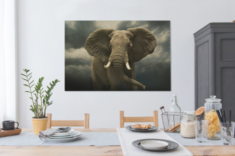 Leinwand - Afrikanischer Elefant gegen die dunklen Wolken-thumbnail-4
