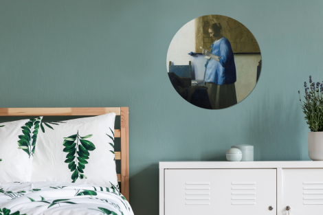 Runde Tapete - Frau in Blau liest einen Brief - Gemälde von Johannes Vermeer-4