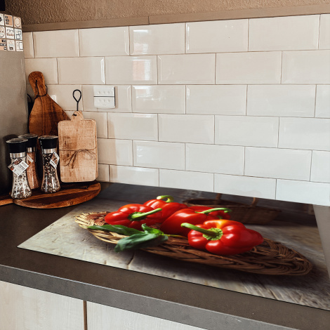 Inductie beschermer - Vier rode paprika's op een rieten mand-5