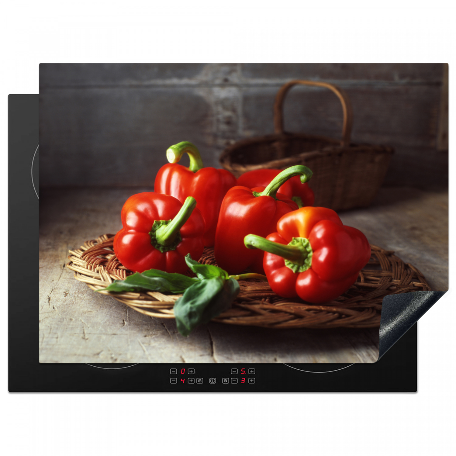 Inductiebeschermer - Vier rode paprika's op een rieten mand