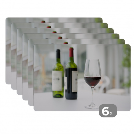 Tischset (6er Set) - Zwei Flaschen Rotwein und ein Glas Rotwein - 45x30 cm