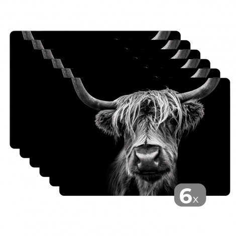 Premium placemats (6 stuks) - Close-up van een Schotse hooglander in zwart wit - 45x30 cm-1