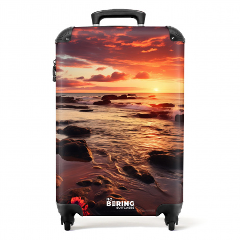 Koffer - Rotsachtig strand bij zonsondergang