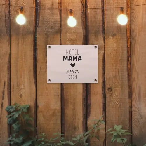 Quotes - Spreuken - Hotel mama always open - Mama tuinposter los doek klein -sfeer1
