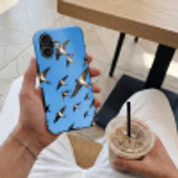 Zwaluwen - Vliegen - Blauw Toughcase MagSafe Apple iPhone 17 klein -Sfeer1M