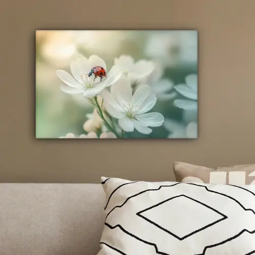 Lieveheersbeestje - Bloemen - Wit canvas 2cm klein -sfeer3