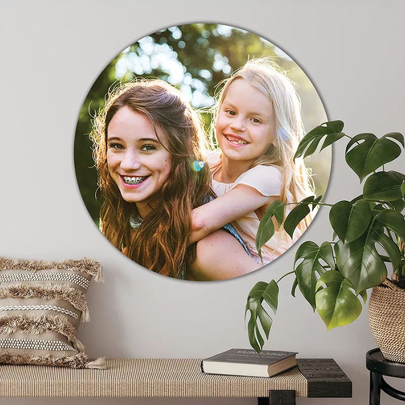 Een muurcirkel van twee meisjes hangt aan de muur