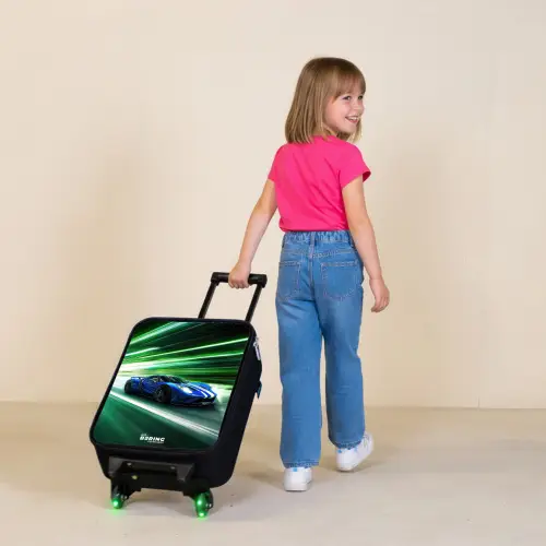 Blauwe raceauto met strepen in groene tunnel Kinderkoffer - Zwart klein -sfeer1